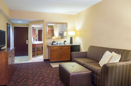 Chambre Standard, 1 grand lit, non-fumeurs, réfrigérateur et four à micro-ondes | Literie de qualité supérieure, coffres-forts dans les chambres, bureau. Larkspur Landing Select Carlisle