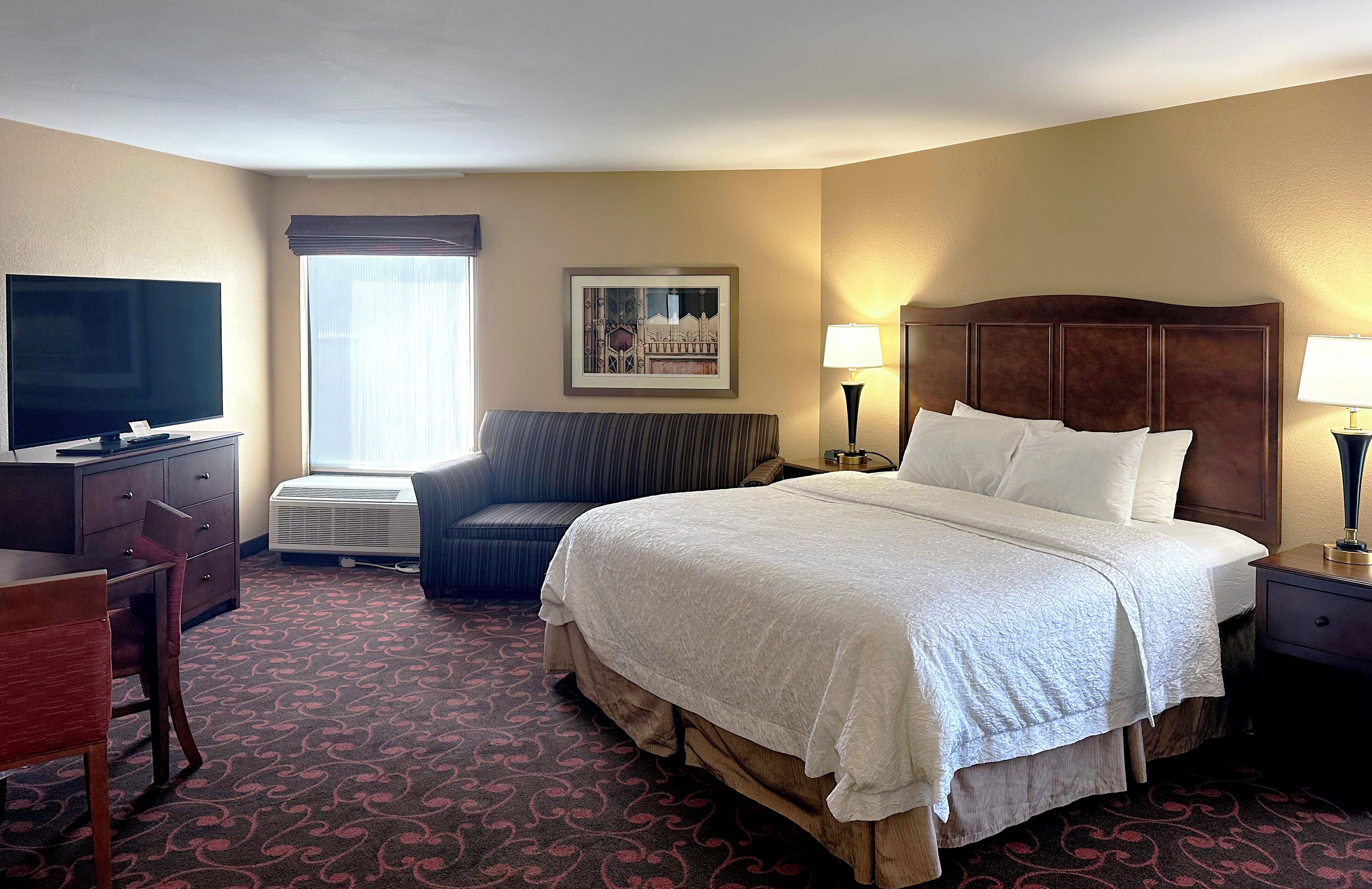 Ropa de cama de alta calidad y caja de seguridad en la habitación 