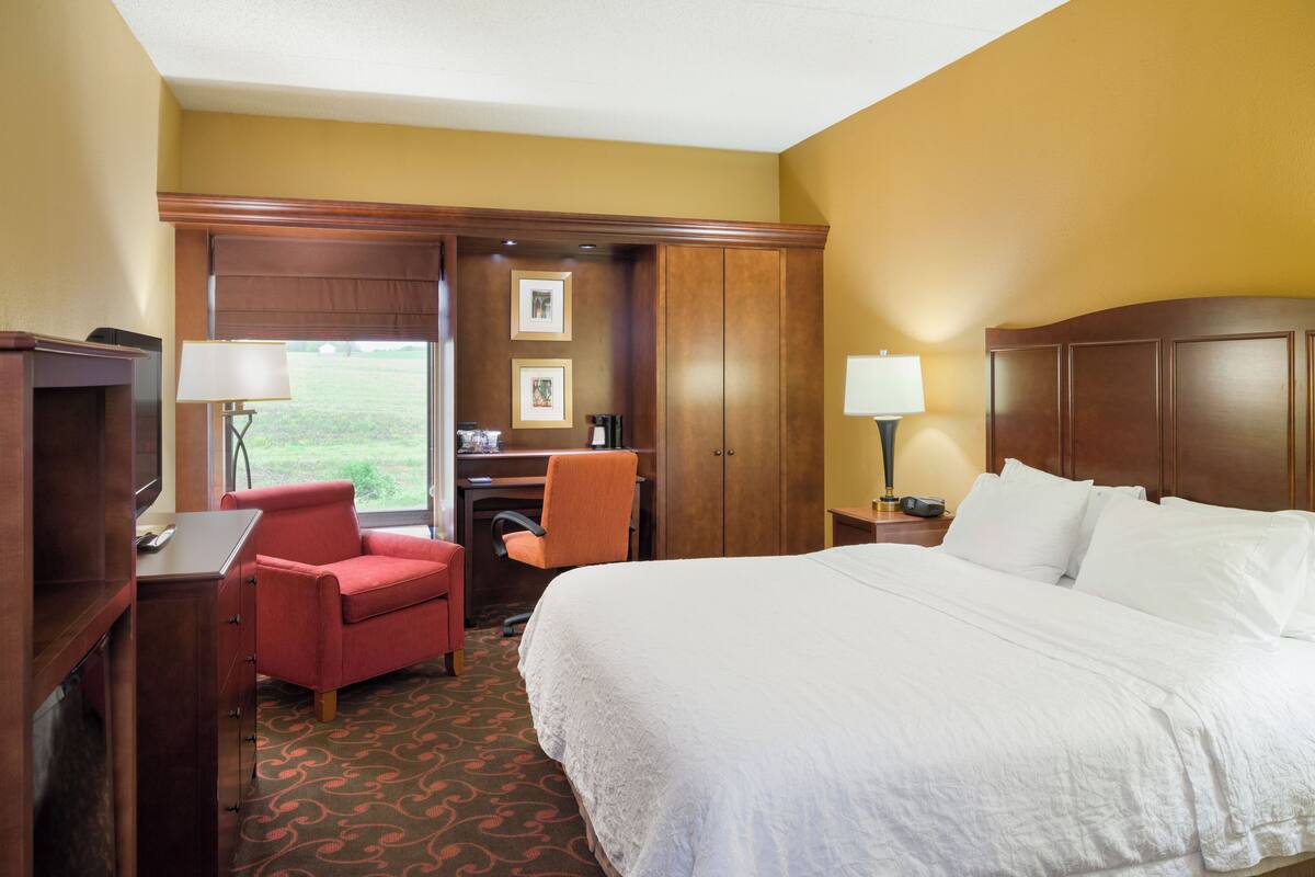 Premium bedding, in-room safe, desk, iron/ironing board