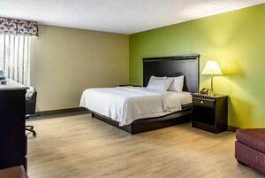 Tabla de planchar con plancha, wifi gratis, ropa de cama y despertador 
