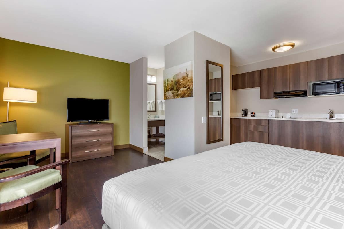 Espacio para trabajar con laptop y cortinas blackout