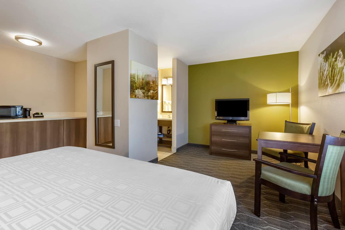 Espacio para trabajar con laptop y cortinas blackout