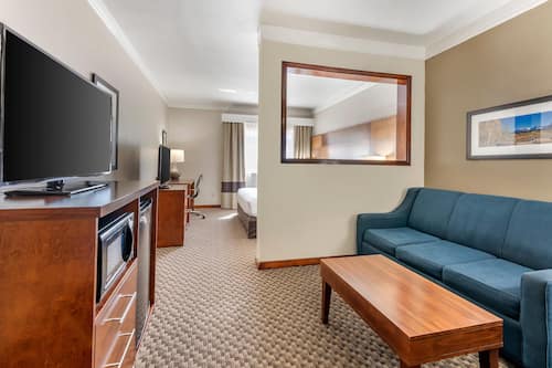 Premium bedding, in-room safe, desk, laptop workspace