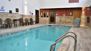 Inomhuspool med öppettider 07.00 till 22.00, och solstolar