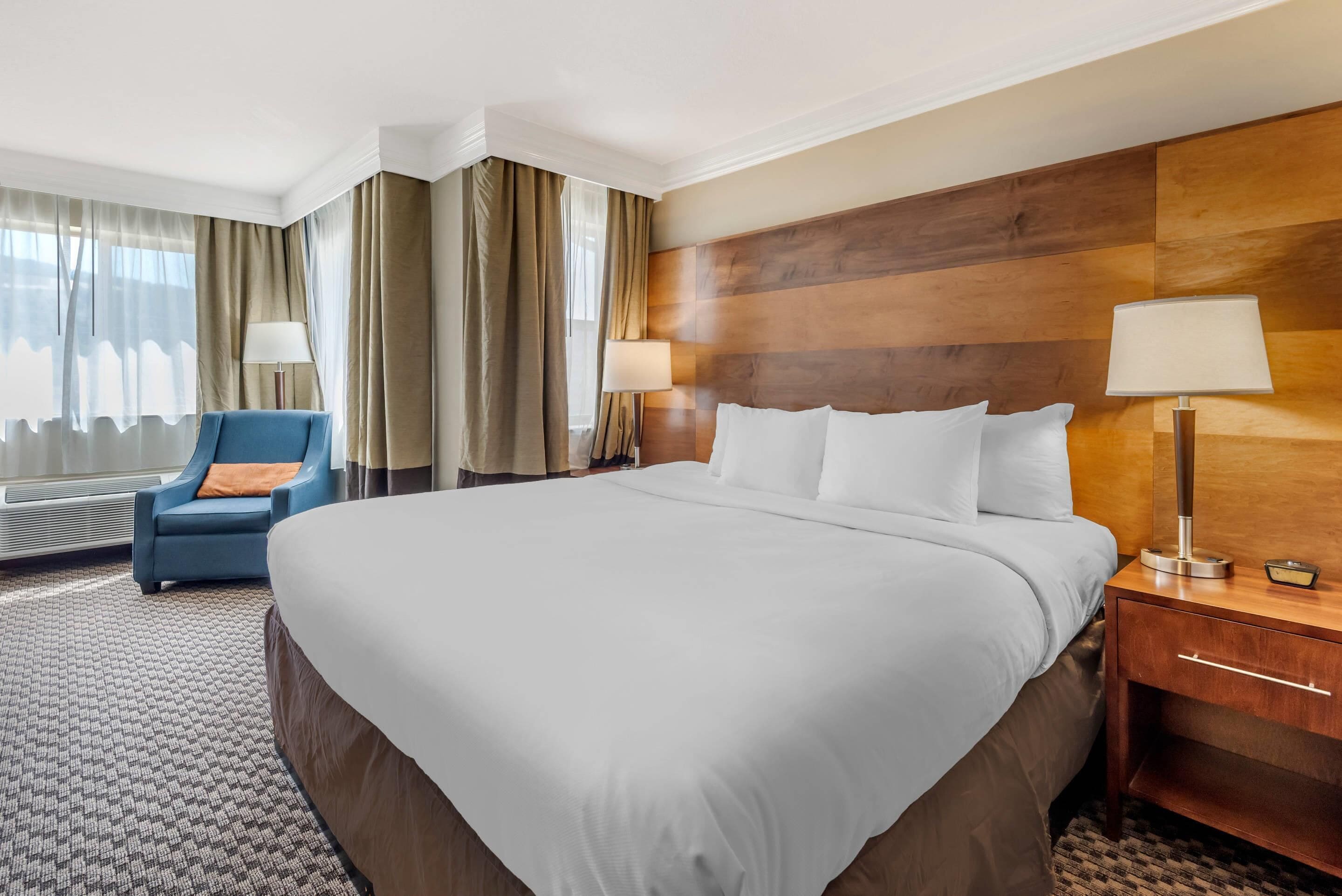 Premium bedding, in-room safe, desk, laptop workspace