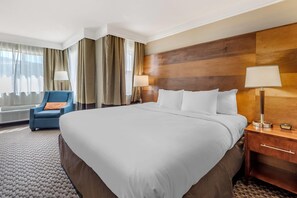 Ropa de cama de alta calidad y caja de seguridad en la habitación 