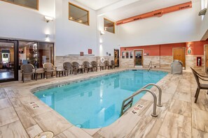 Piscine couverte, accès possible de 07 h 00 à 22 h 00, chaises longues 