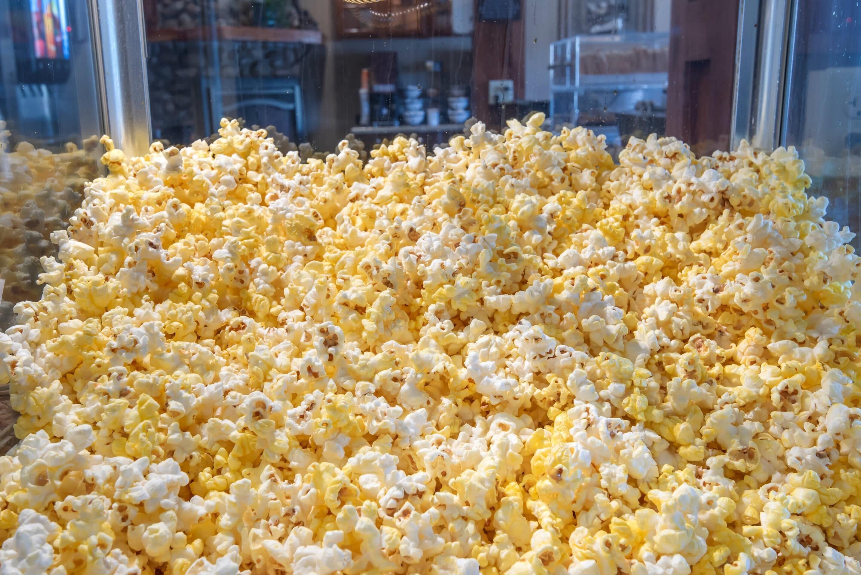 Een grote container vol popcorn.