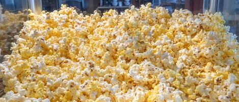 Een grote container vol popcorn.