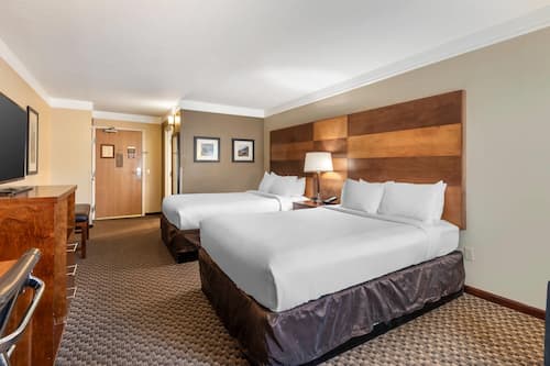 Premium bedding, in-room safe, desk, laptop workspace