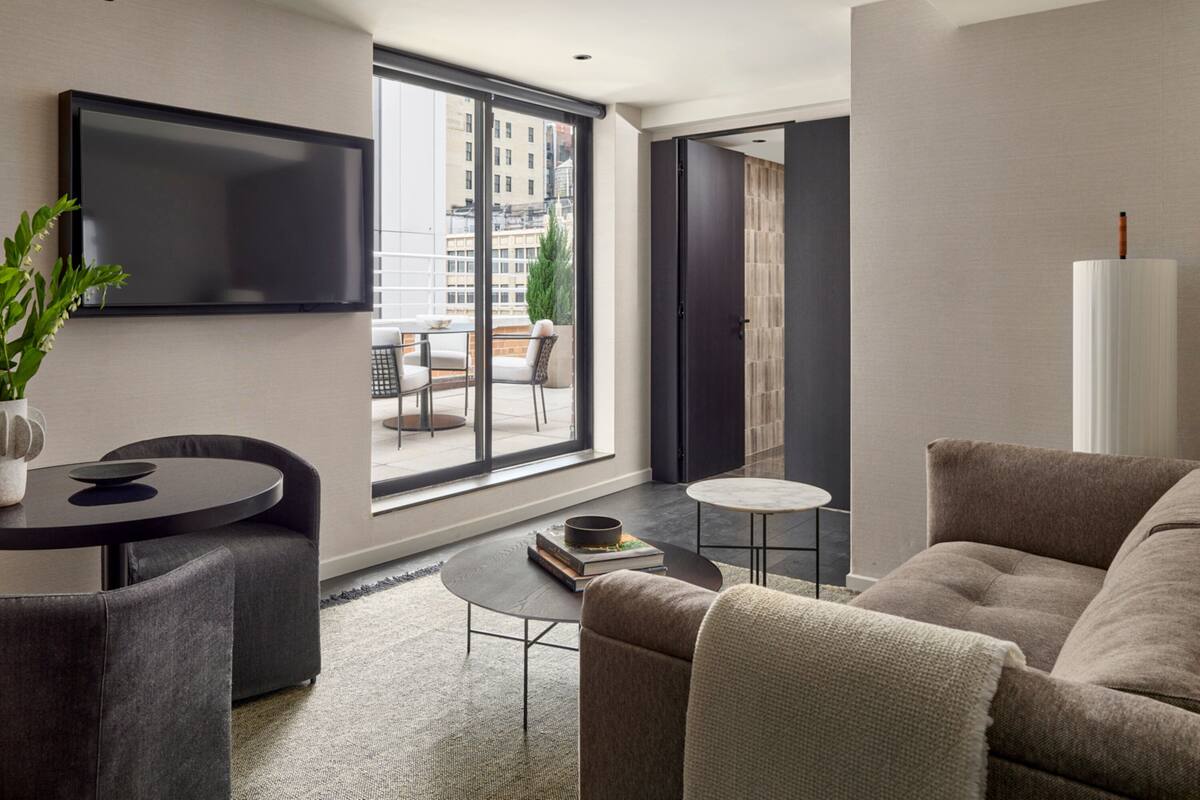 Phòng Suite, hiên (Empire State) | Bộ đồ giường cao cấp, chăn bông, nệm có lớp đệm bông, minibar