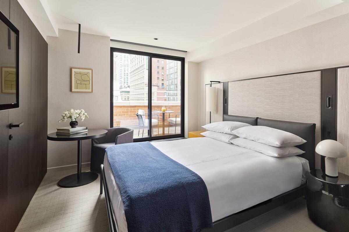 Phòng Premium, hiên (Empire State) | Bộ đồ giường cao cấp, chăn bông, nệm có lớp đệm bông, minibar 