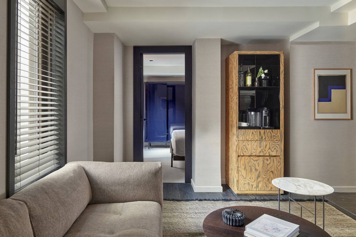 Bộ đồ giường cao cấp, chăn bông, nệm có lớp đệm bông, minibar