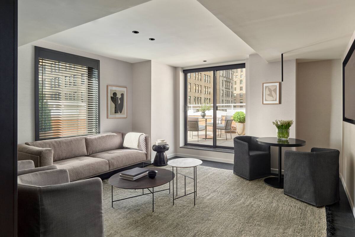Phòng Suite Premium, hiên (Empire State) | Bộ đồ giường cao cấp, chăn bông, nệm có lớp đệm bông, minibar 