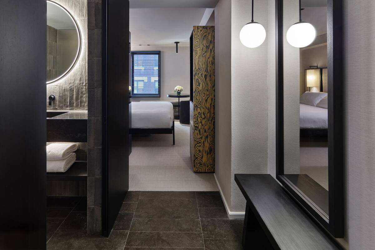 Bộ đồ giường cao cấp, chăn bông, nệm có lớp đệm bông, minibar 