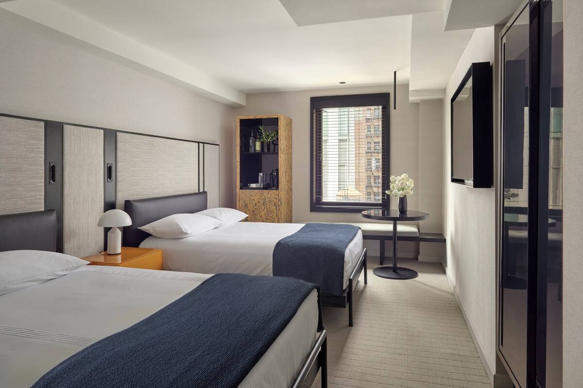 Bộ đồ giường cao cấp, chăn bông, nệm có lớp đệm bông, minibar