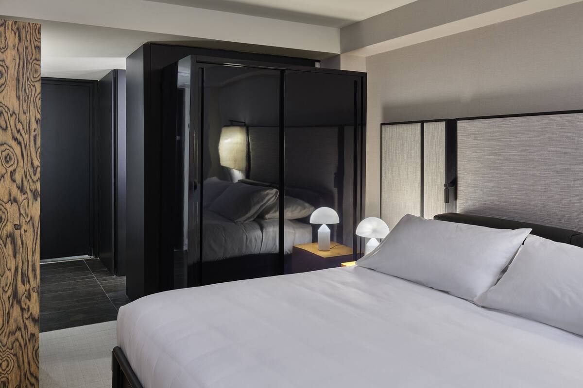 Bộ đồ giường cao cấp, chăn bông, nệm có lớp đệm bông, minibar 