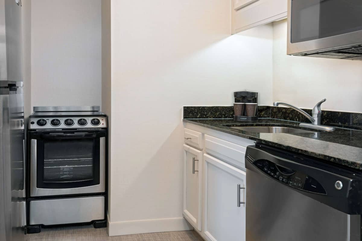 suite, 2 bedrooms, non smoking (1 king/2 doubles) | private kitchen | fridge, microwave, stovetop, dishwasher