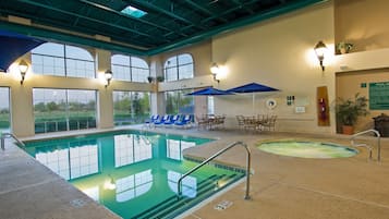 Piscina interna, funciona das 9h às 22h, espreguiçadeiras