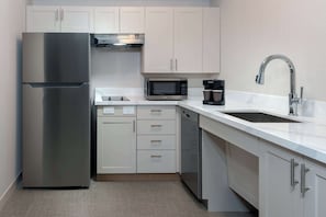 Réfrigérateur, micro-ondes, plaque de cuisson, lave-vaisselle