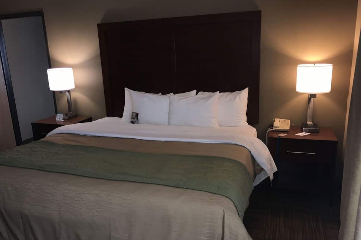 Down comforters, in-room safe, desk, blackout drapes