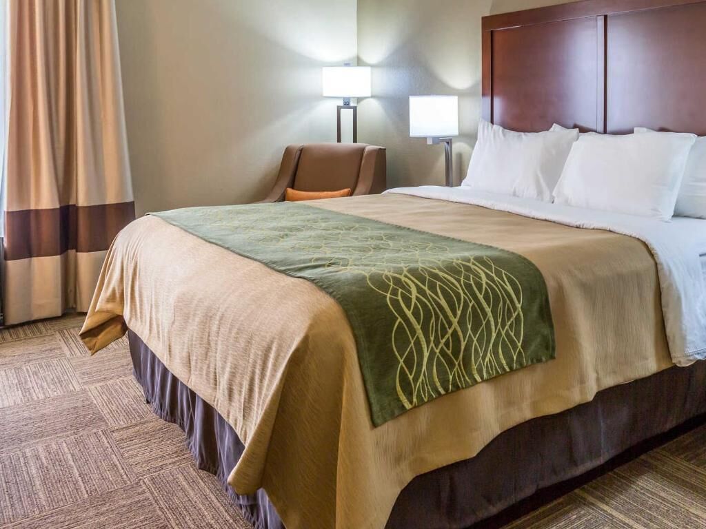 Down comforters, in-room safe, desk, blackout drapes