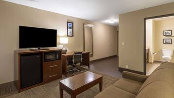 Suite, 1 King Bed, Non Smoking | Down comforters, in-room safe, desk, blackout drapes