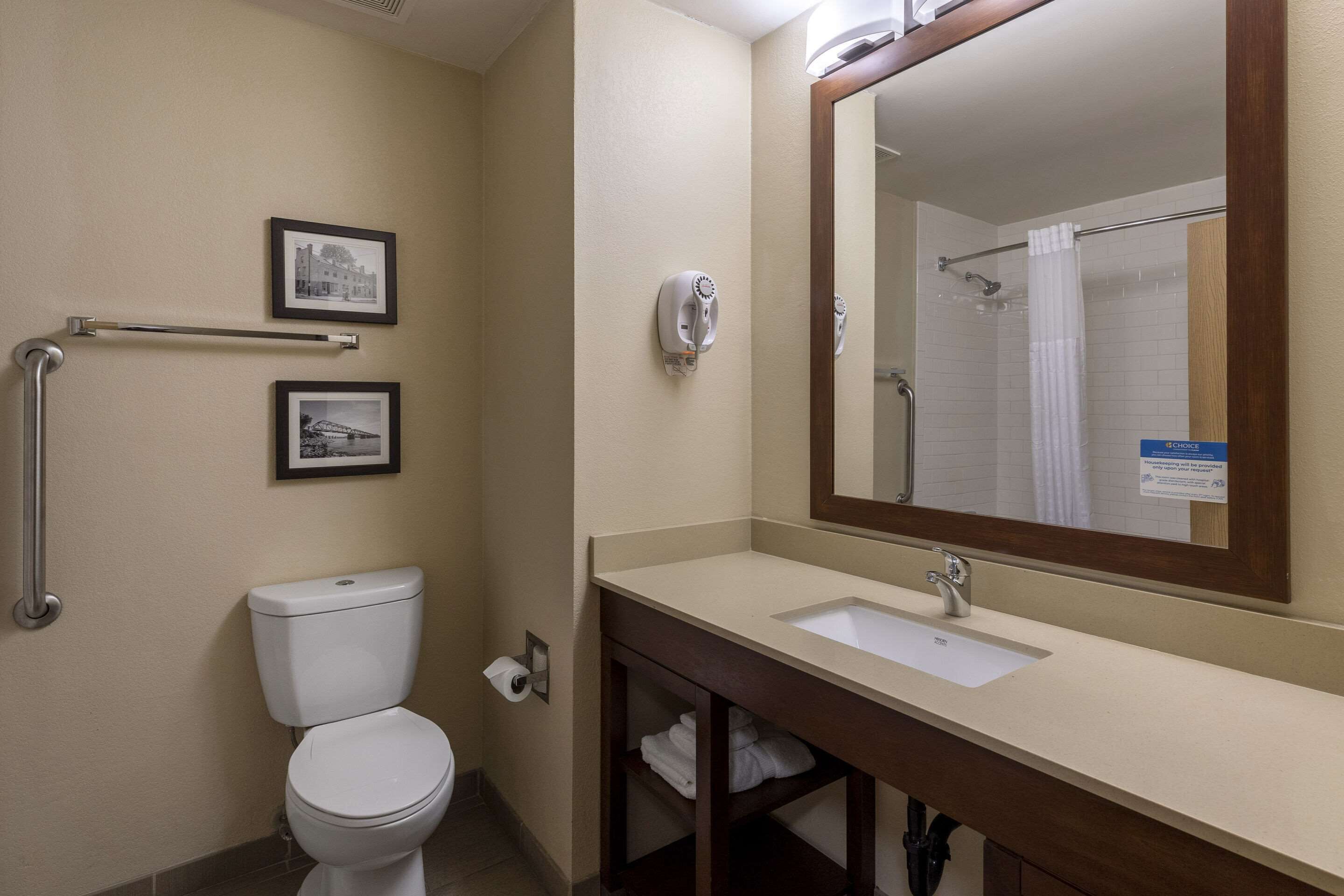 room, 1 king bed, non smoking | 1 bedroom, down duvets, in-room safe, desk