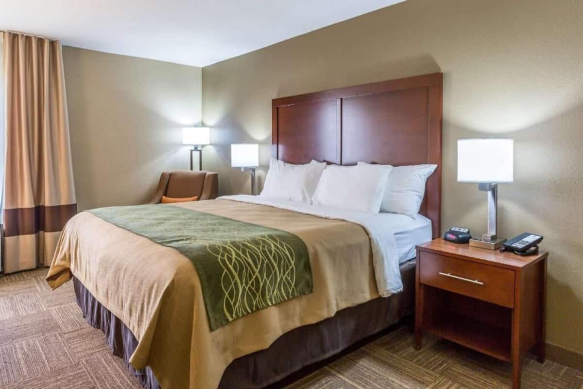 Down comforters, in-room safe, desk, blackout drapes