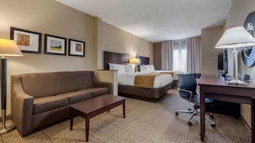 Suite, plusieurs lits, non-fumeurs (2 Queen Beds and Sleeper Sofa) | Bureau, rideaux occultants, fer et planche à repasser, Wi-Fi gratuit