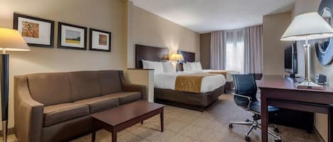 Suite, letti multipli, non fumatori (2 Queen Beds and Sleeper Sofa) | Una scrivania, tende oscuranti, ferro/asse da stiro, Wi-Fi gratuito