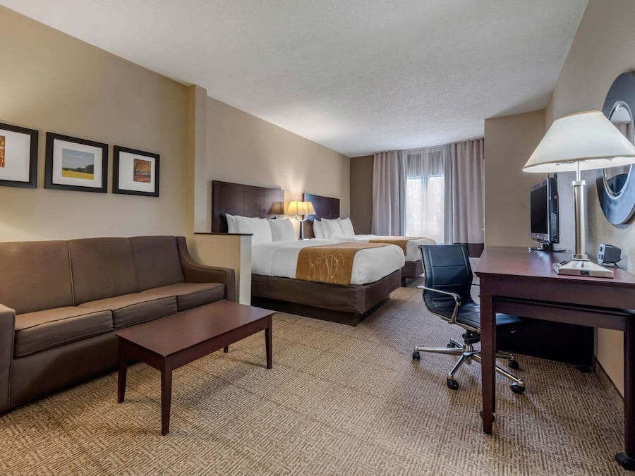 Suíte, várias camas, para não fumantes (2 Queen Beds and Sleeper Sofa) | Escrivaninha, cortinas blackout, ferros/tábuas de passar roupa