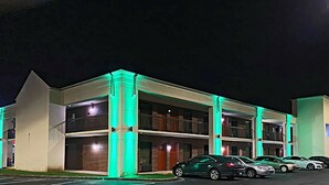 A multi-story hotel with a parking lot. - Quality Inn Henderson I-85 (Henderson)