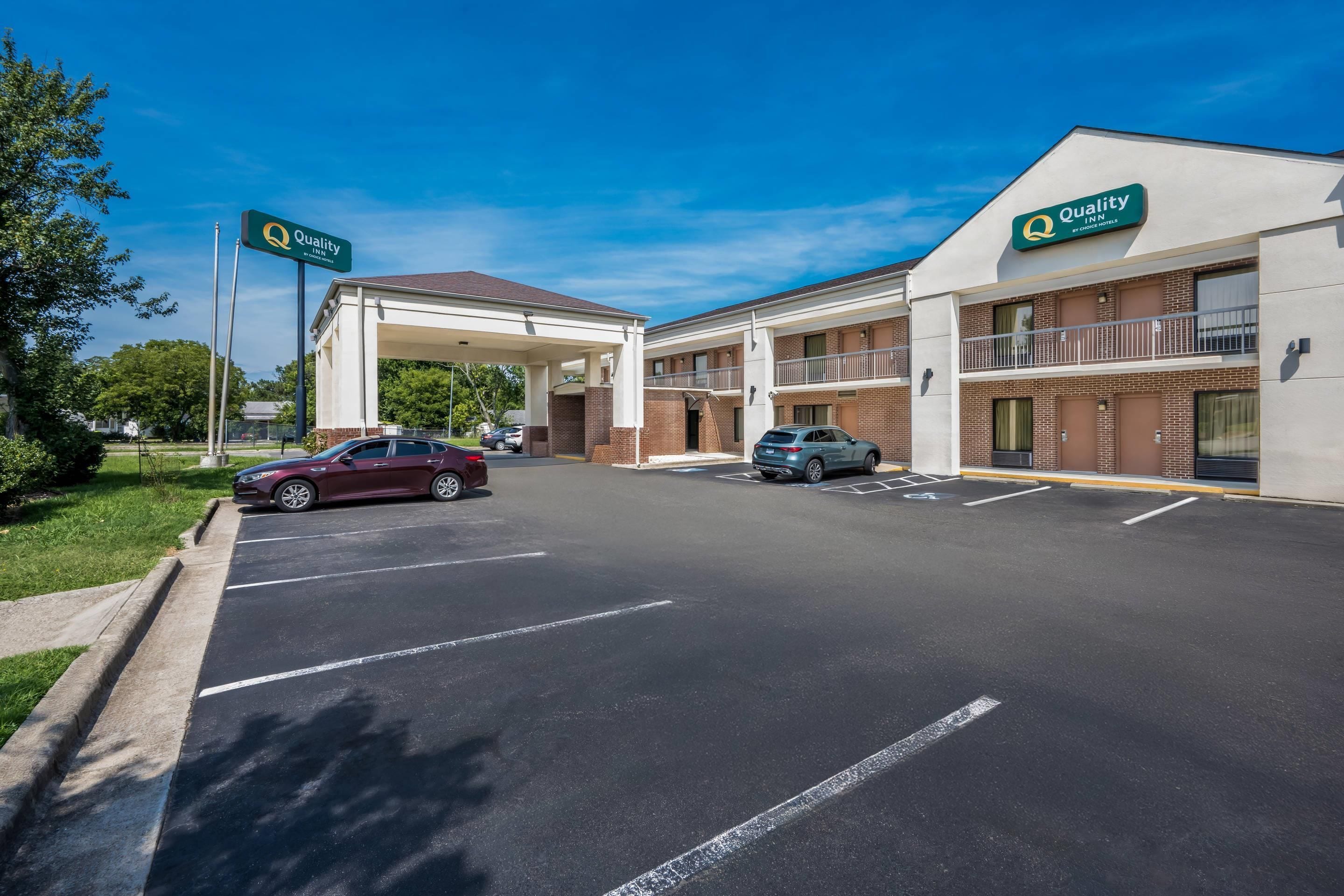 Ett Quality Inn-hotell med ett överbyggt parkeringsområde och en byggnad i två våningar.