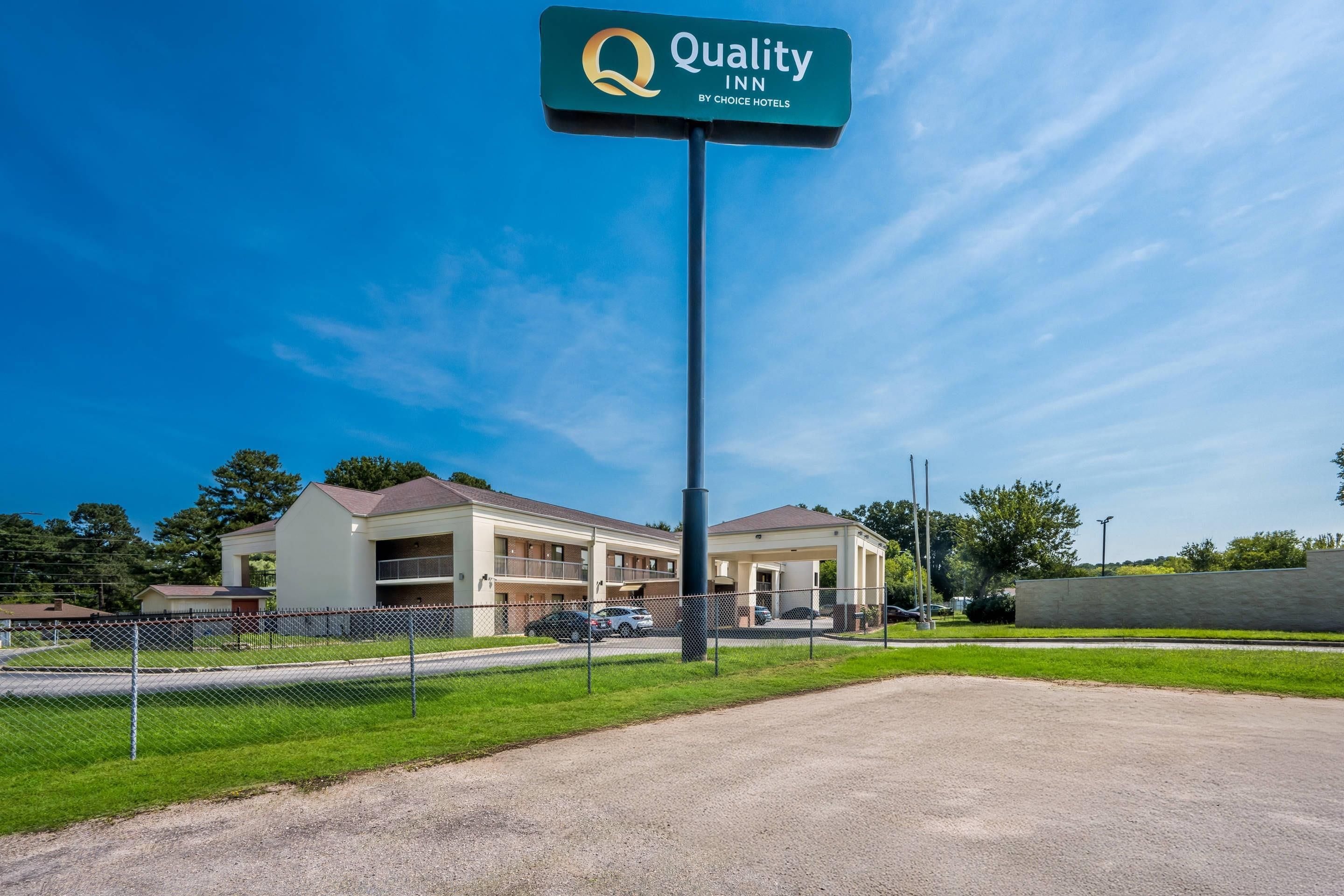 A Quality Inn by Choice Hotels with a clear blue sky.