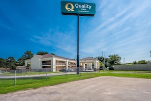 A Quality Inn by Choice Hotels with a clear blue sky.