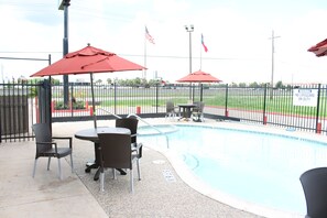 Seasonal outdoor pool - Quality Inn Port Arthur – Nederland (Port Arthur)