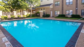 Una piscina al aire libre de temporada