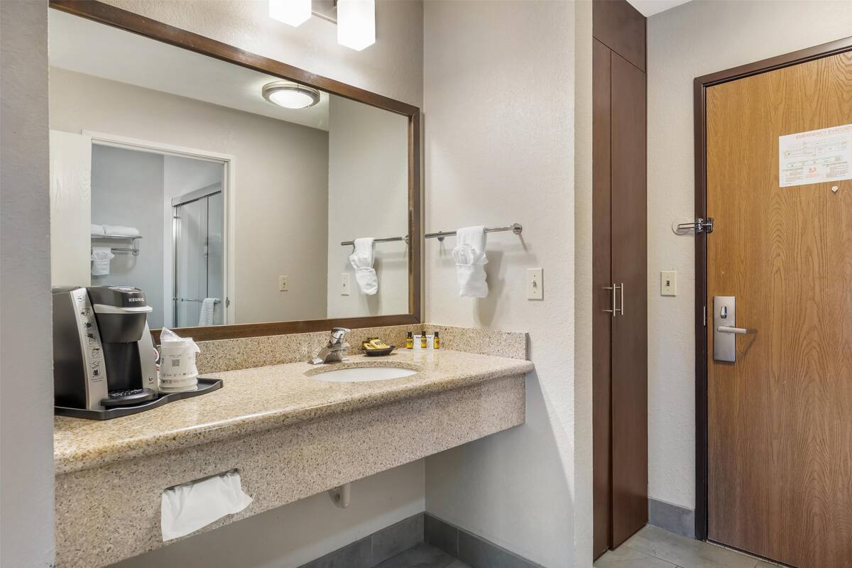 standard room, 1 king bed, non smoking, microwave | desk, iron/ironing board, free cots/infant beds, free wifi