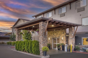 A hotel with a stone facade, a covered entrance, and a parking lot. - Best Western Plus Wenatchee Downtown Hotel (Wenatchee)