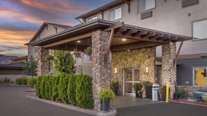 A hotel with a stone facade, a covered entrance, and a parking lot. - Best Western Plus Wenatchee Downtown Hotel (Wenatchee)