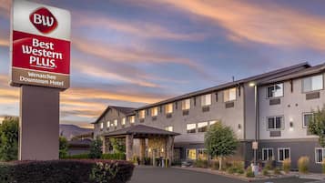 Et Best Western Plus hotel med en moderne facade, flere etager og en anlagt indgang.