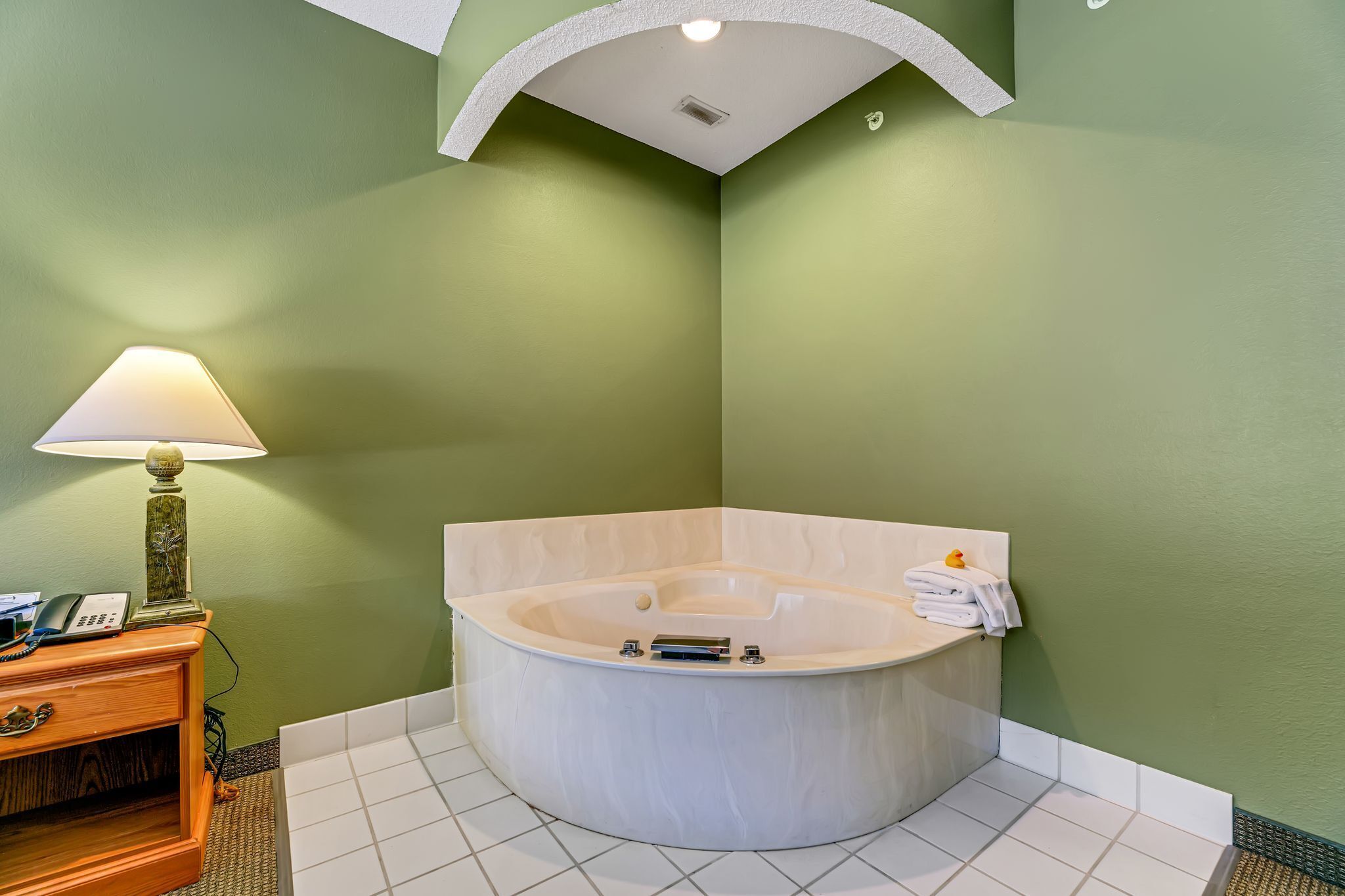 room, 1 king bed | living area | 0-inch flat-screen tv with cable channels, tv