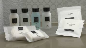 Eine Auswahl von Hautpflegeprodukten aus der Beekman White Water Kollektion, darunter ein Gesichtsreinigungswasser, eine Lotion und ein Make-up-Entfernungs-Pad.