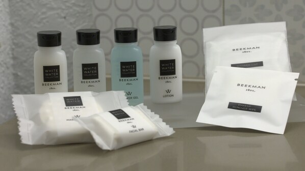 Una selección de productos para el cuidado de la piel de la colección White Water de Beekman White, que incluye un jabón facial, loción y toallitas desmaquillantes.