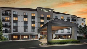 A modern hotel with a courtyard entrance, multiple floors, and a flat roof. - Courtyard by Marriott Chicago Midway Airport (Chicago)