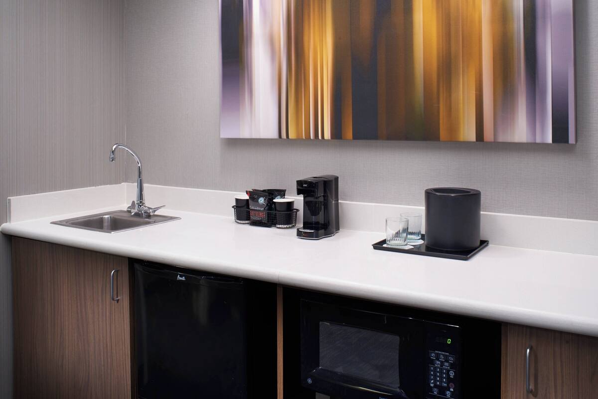 fridge, coffee/tea maker