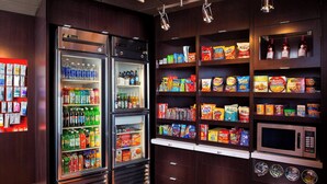 Breakfast and dinner served - Courtyard by Marriott New Orleans Covington/Mandeville (Covington)
