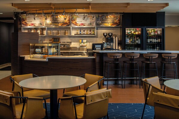 Breakfast and dinner served, American cuisine - Courtyard by Marriott New Orleans Covington/Mandeville (Covington)