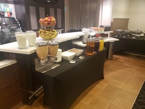 Tägliches nach Wunsch zubereitetes Frühstück (15 USD pro Person)